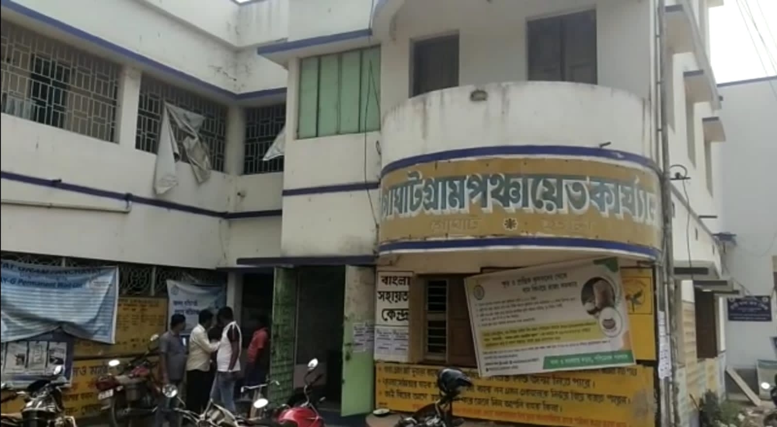 উদ্দেশ্য প্রণোদিতভাবে গ্রাম পঞ্চায়েতের অফিসে চুরি, চুরি করল কে? না চোরের দল।