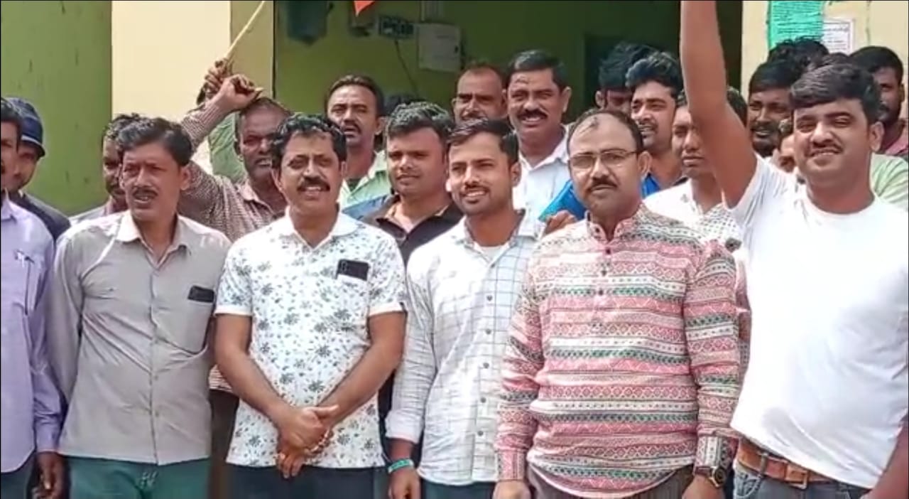 এবার রাজ্যের মুখ্যমন্ত্রী মমতা ব্যানার্জির নিজের দায়িত্ব নেওয়া বীরভূম জেলাতেই গোষ্ঠী দ্বন্দ্ব প্রকাশ্য।