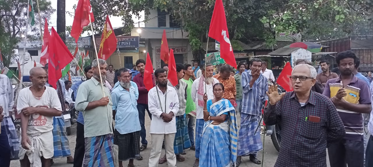 বকটুই গণহত্যা সহ নিত্য প্রয়োজনীয় জিনিসের মূল্য বৃদ্ধির প্রতিবাদে বীরভূম ইলামবাজার ব্লকের জয়দেব কেন্দুলী অঞ্চলে বামফ্রন্টের মিছিল।