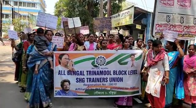 অর্ডার এসে যাওয়া সত্ত্বেও আমাদেরকে নিয়োগ করা হচ্ছে না’–এই দাবি তুলে আজ জেলাশাসকের দরবারে আন্দোলনে নামলেন ‘স্বনির্ভর গোষ্ঠী ট্রেনার অ্যাসোসিয়েশন’