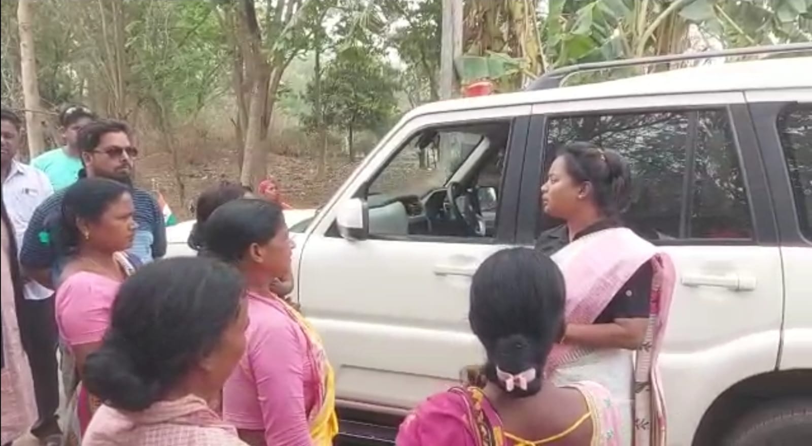 ভোটের পর ভোট পরব পেরিয়ে গেলেও জল সমস্যা সমাধান আজও হলো না,খাদ্য প্রতিমন্ত্রী জোসনা মান্ডির গাড়ি আটকে অভিযোগ গ্রামবাসীদের