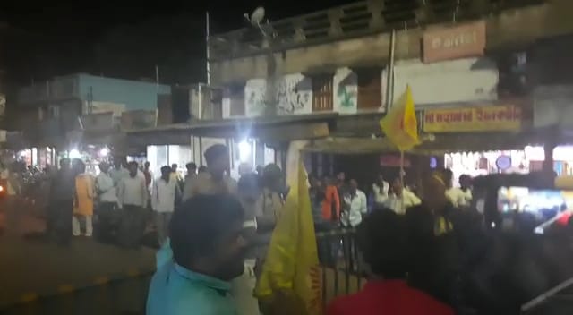 ঝাড়খণ্ডের আদিবাসী কুড়মি সমাজের নেতা জয়রাম মাহাতোকে গ্রেপ্তারের প্রতিবাদে প্রতীকি পথ অবরোধ করল আদিবাসী কুড়মি সমাজ।