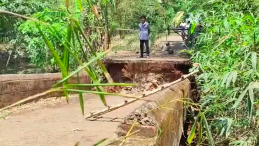 ডেবরার রামপুরা খালের ওপর হুড়মুড়িয়ে ধসল বহু প্রাচীন ব্রিজ !