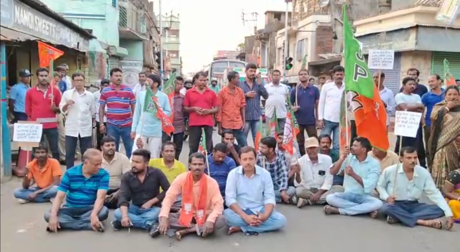 রামনবমীর শোভাযাত্রাকে কেন্দ্র করে রাজ্যের একাধিক জায়গায় বিজেপি কর্মীদের উপর হামলার প্রতিবাদে বাঁকুড়ার কোতুলপুরে পথ অবরোধ