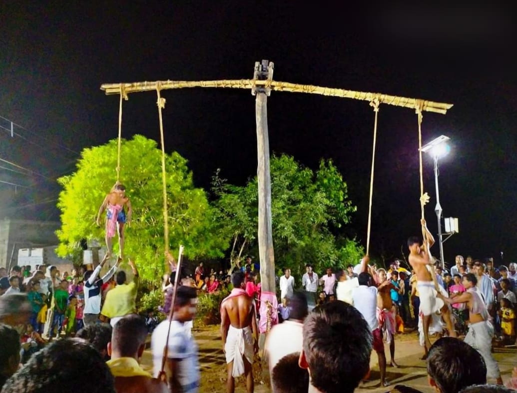 বাঁকুড়া জেলার ওন্দা ব্লকের অন্তর্গত গোগড়া গ্রামের বহু প্রাচীন ও ঐতিহ্যবাহী পাতালেশ্বর শিবের আজ রাত্রি গাজন।