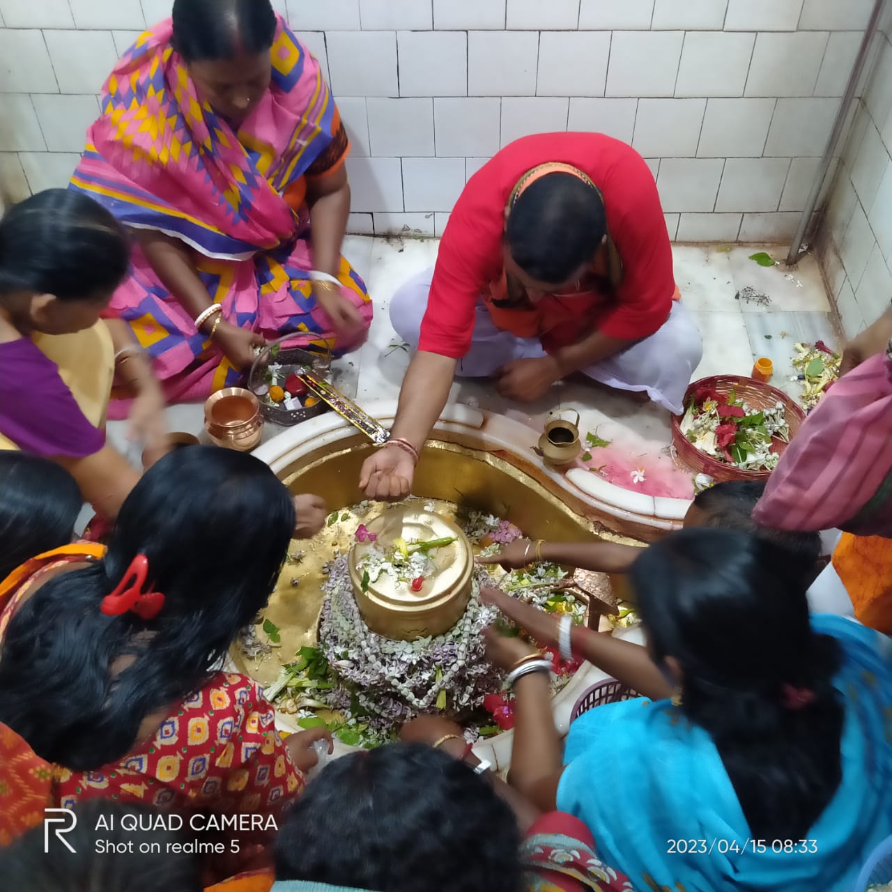 দক্ষিণেশ্বর,কালিঘাট মন্দিরের মতোই বীরভূমের বক্রেশ্বরের শিব মন্দিরেও দেখা মিলল ভক্তসমাগম।