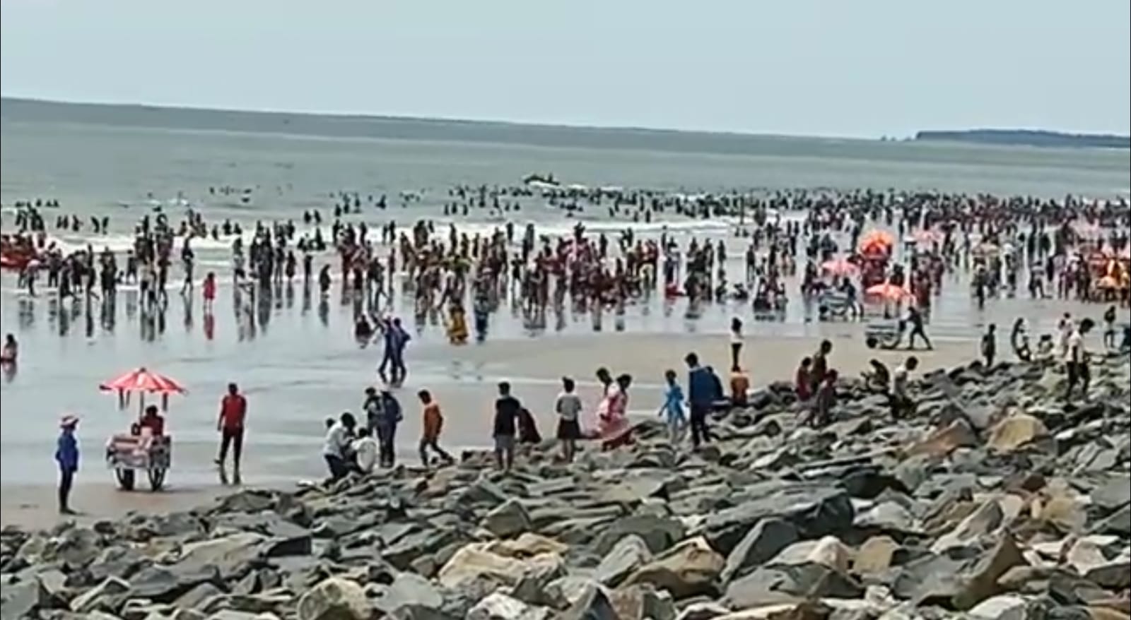 উপচে পড়া ভিড় দিঘায়, কালোবাজারি শুরু হোটেল ও লজ ব্যবসায় অভিযোগ পর্যটকদের।