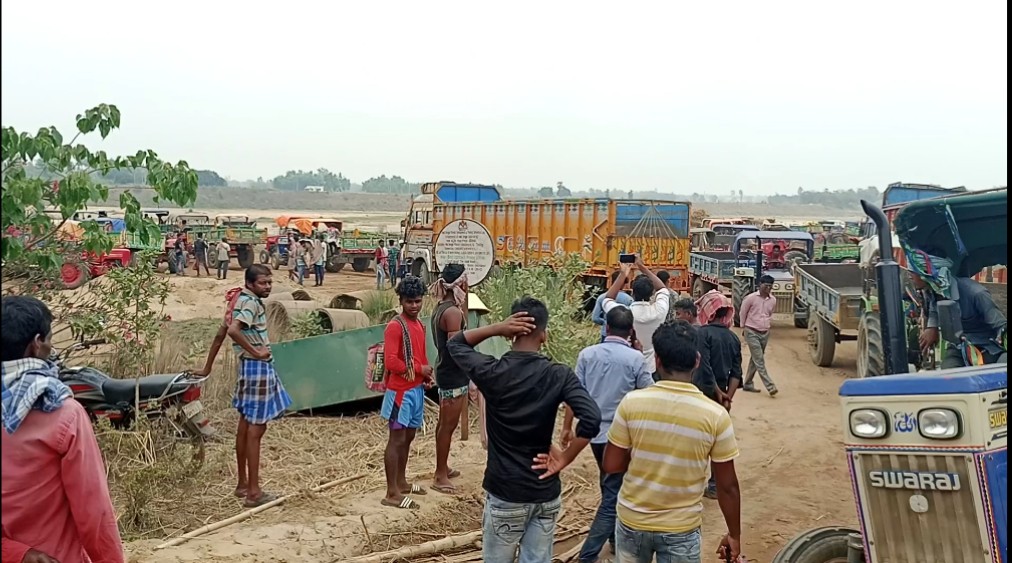 কি এমন হলো এবছর বালির এত দাম কেন? প্রশ্ন অধরা, ট্রাক্টর মালিকদের বিক্ষোভ নারাঙ্গির ঘাটে