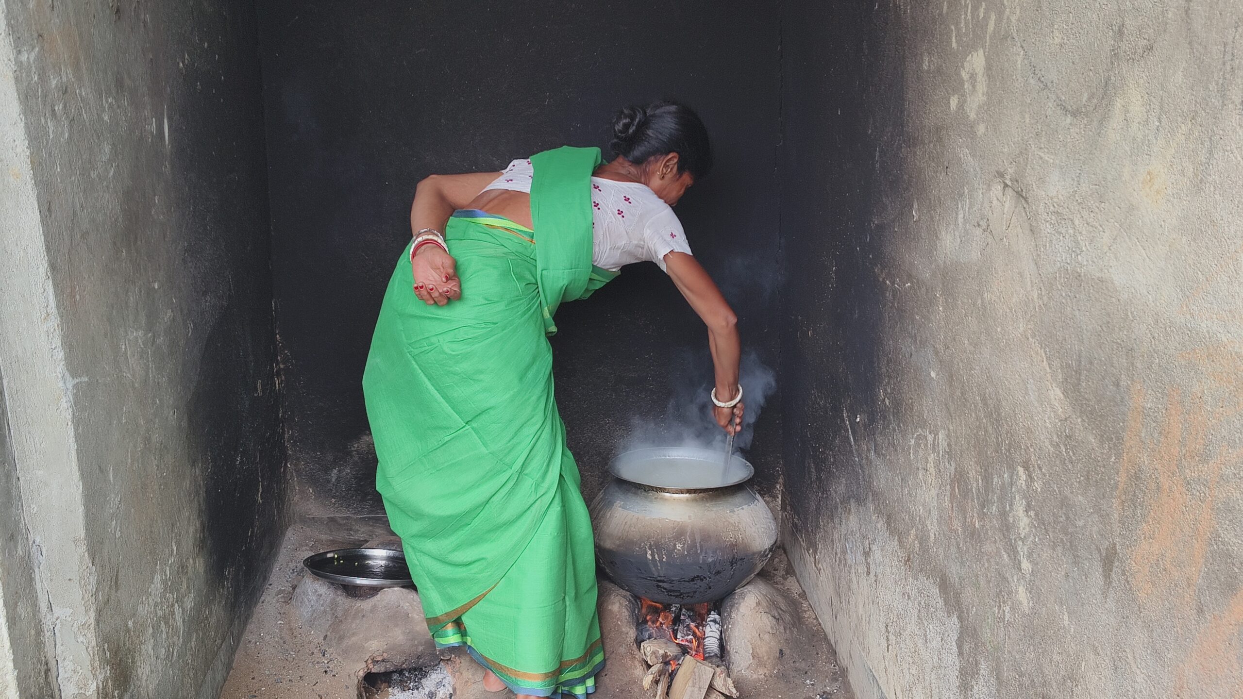 আইসিডিএস সেন্টার নাকি গোয়ালঘর, রাখা রয়েছে তিলের বোঝা তাও আবার গ্রামবাসীদের।