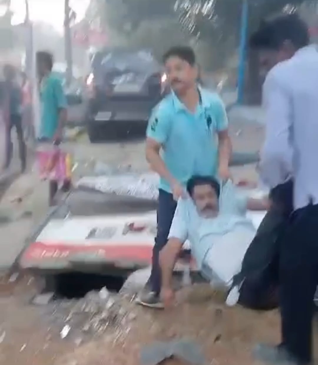 বিগব্রেকিংসাত সকালে দ্রুত গতিতে যাওয়া চার চাকার ধাক্কায় মর্মান্তিক মৃত্যু হলো দুজন গুরুতর আহত আরো দুই