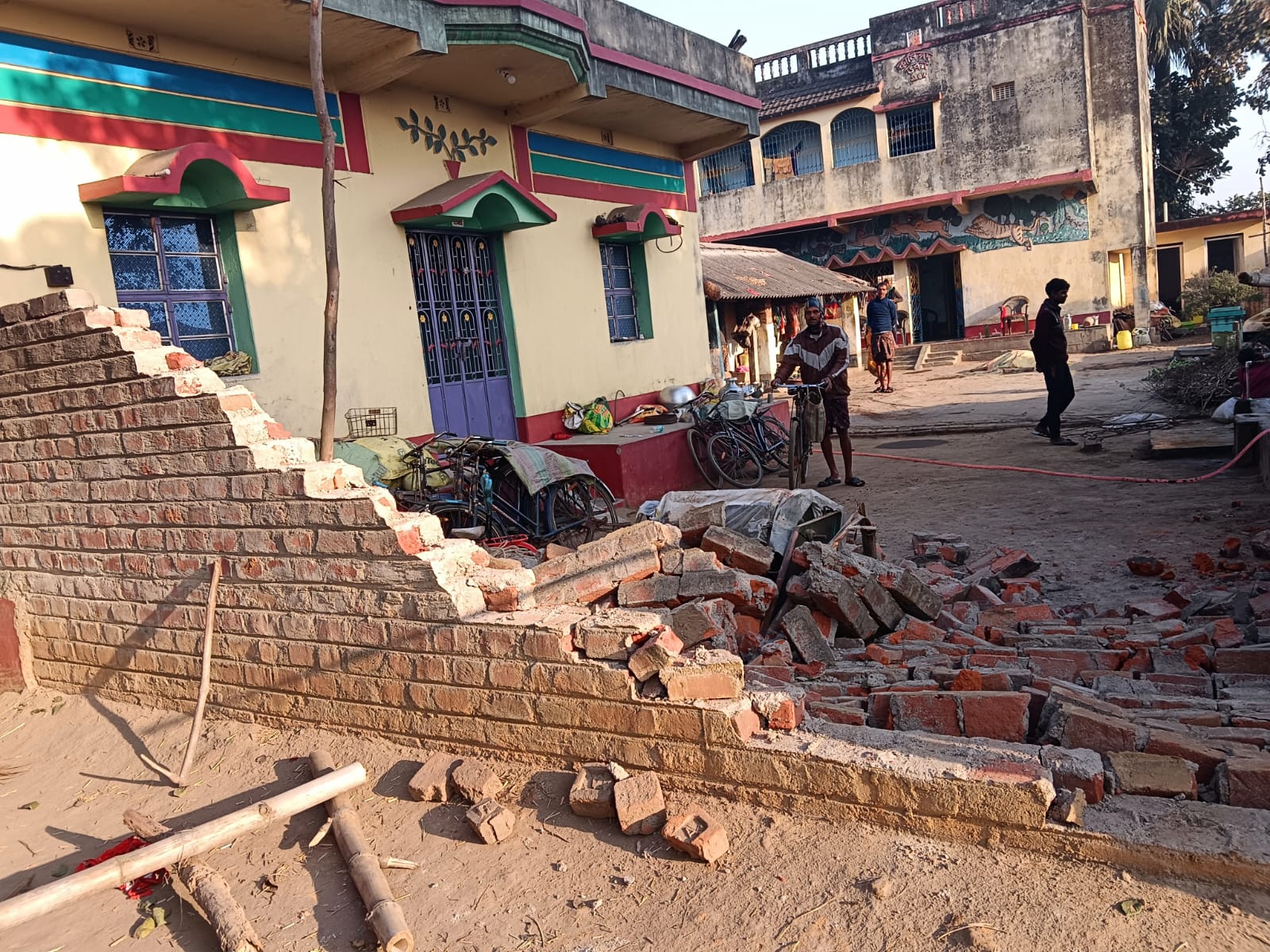 বাঁকুড়ায় বার বার হাতির হামলা। এবার হাতির হামলায় ভাঙলো পাকা বাড়ি সহ মাটির বাড়ি