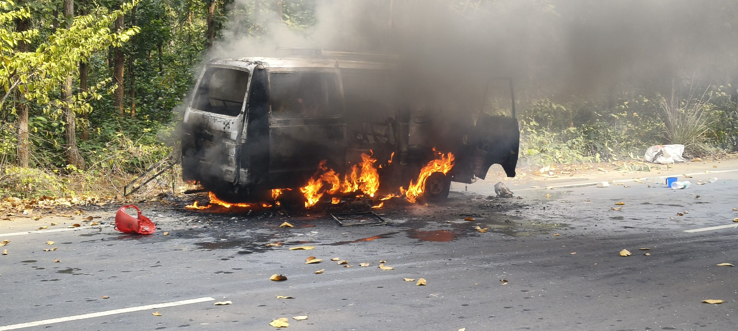 আচমকাই বাঁকুড়ার জয়পুর জঙ্গলে মারুতি ভ্যানে আগুন, দাউ দাউ করে জ্বলছে মারুতি ভ্যান।