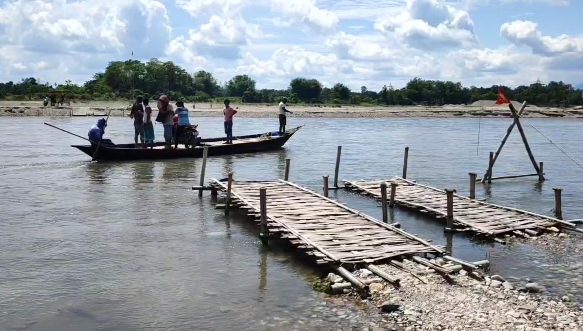 অবৈধ বালি খাদান বন্ধ করতে যাওয়ায় কি কাল হল? রাতের অন্ধকারে দুষ্কৃতীরা গায়েব করে দিল নৌকা।