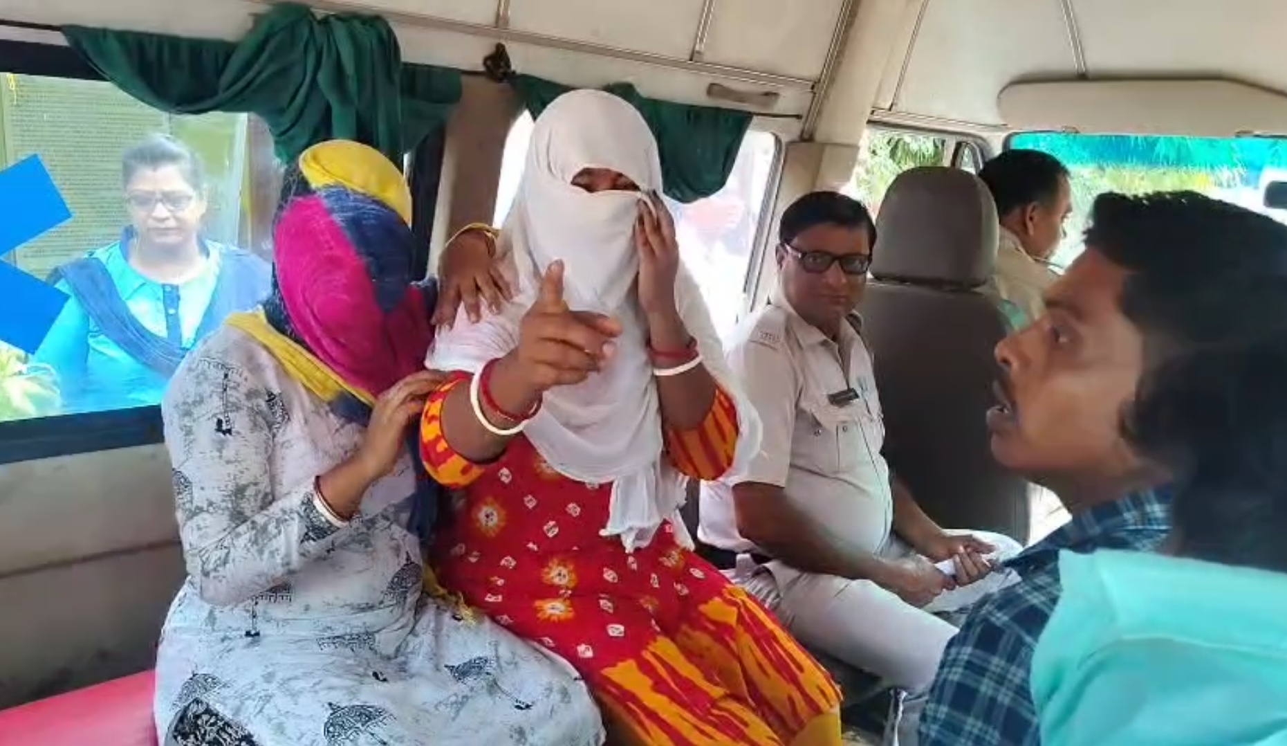 জনমত সমীক্ষকদলের গ্রেফতারির ঘটনায় নয়া মোড়, পুলিশ মিথ্যা অভিযোগে ফাঁসিয়েছে দাবী ধৃতদের পরিবারের, আর তাতেই শুরু রাজনৈতিক চাপানউতোর।