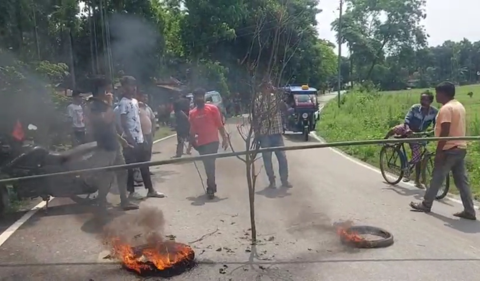 বুনো হাতির আক্রমণে মর্মান্তিক ঘটনা প্রাণ হারালো একই পরিবারের তিন সদস্য। ঘটনাকে কেন্দ্র করে উত্তেজনা পথ অবরোধ।