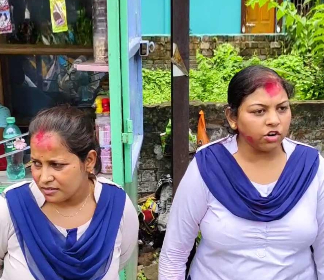 মহিলা পুলিশকর্মীদের ‘সিঁদুর’ পরিয়ে দিলেন বিজেপি কর্মীরা! মমতার মন্তব্যে পদ্মের বিক্ষোভ ঘিরে উত্তেজনা চুঁচুড়ায়