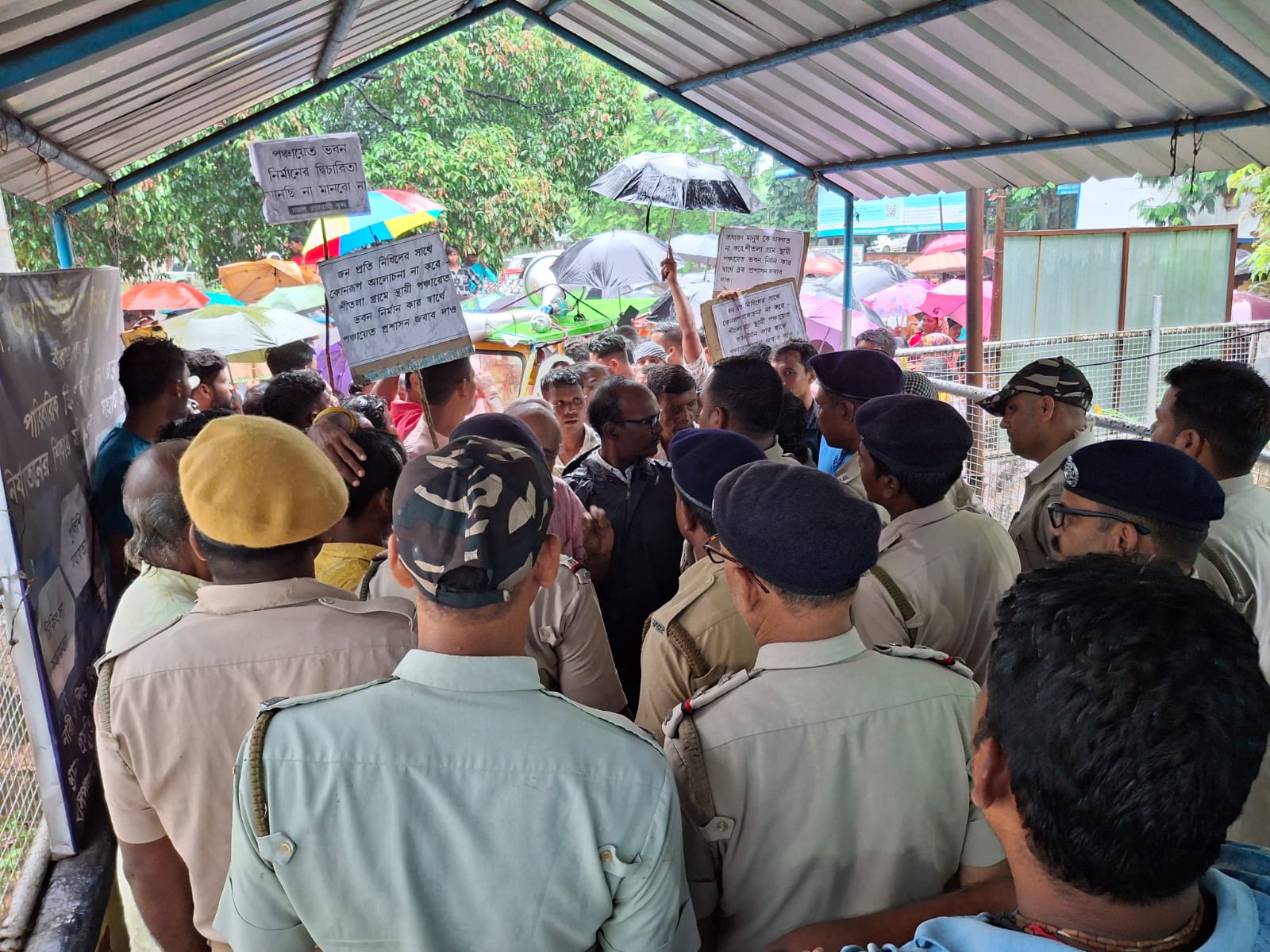 তৃণমূলের পঞ্চায়েত প্রধানের গ্রামে কেন হবে ভবন এই প্রশ্ন তুলে বৃষ্টির মধ্যেই জলে ভিজে বিক্ষোভে গ্রামবাসীরা।