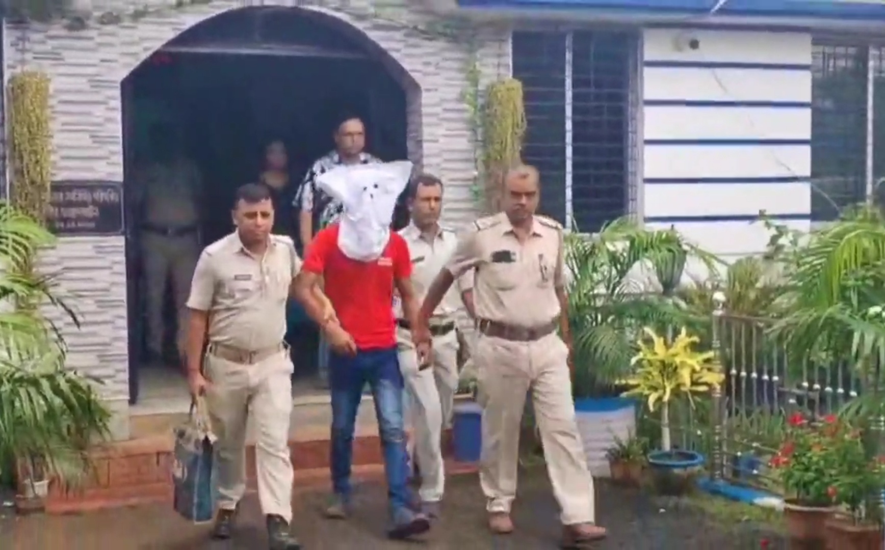 আম পাকা খাওয়ানোর লোভ দেখিয়ে পুকুর পাড়ে নিয়ে গিয়ে দশ বছরের নাবালিয়া কে ধর্ষণ টোটো চালকের, পুলিশের জালে গ্রেপ্তার ধর্ষক যুবক।