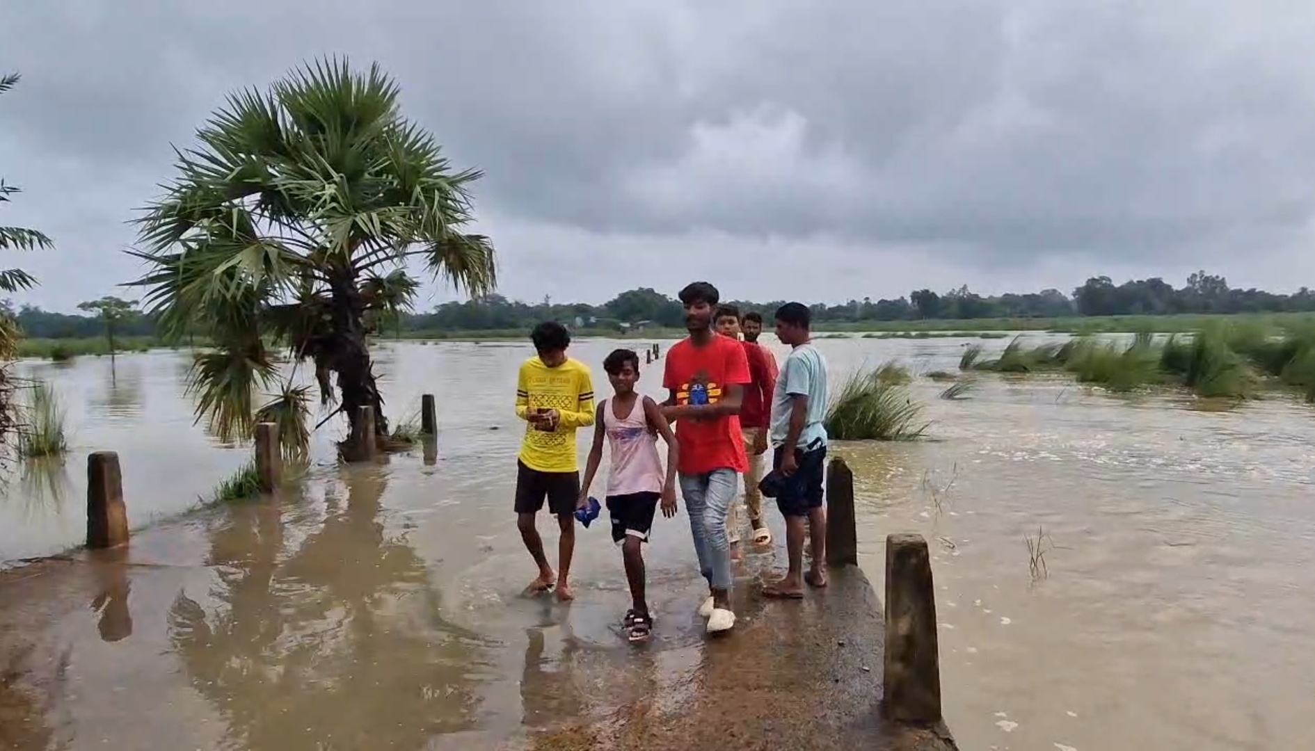 ফের জলের তলায় তলিয়ে গেল শিলাবতী নদীর কজওয়ে। সমস্যায় দুই পাড়ের হাজার হাজার পথ চলতি মানুষ