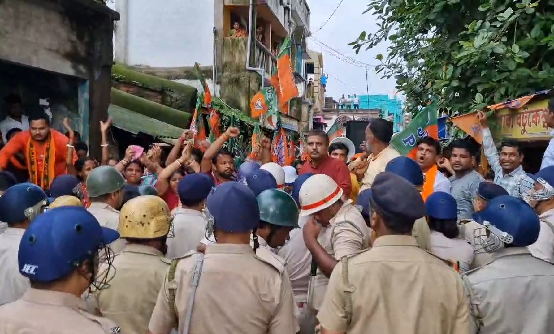 বিজেপির কর্মীদের থানা ঘেরাও অভিযানে ধন্দুমার পরিস্থিতি, ভাংলো পুলিশের ব্যারিকেড, দেখুন কোথায় এমন ঘটল।