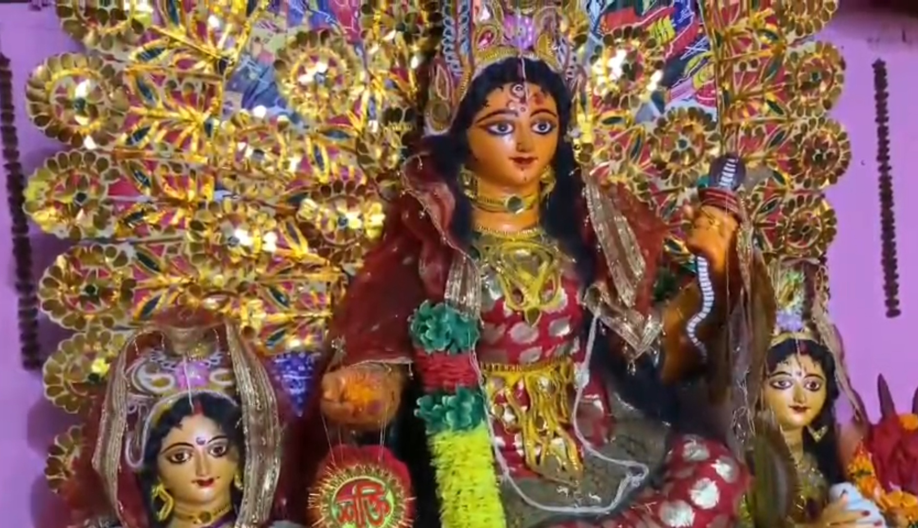 ফের মা মনসার গা থেকে গহনা চুরি,খোয়া গেল লক্ষ লক্ষ টাকার গহনা, বারবার চুরির ঘটনায় আতঙ্কে এলাকার মানুষ।