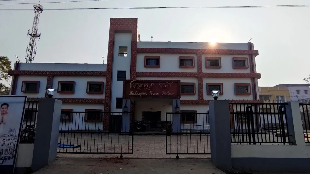 বাড়ির লোকের কাছে টাকা ছিনতাই এর গল্প ফাঁদতে গিয়ে মহা বিপদে যুবক ব্যবসায়ী ।তদন্ত শুরু করেছে বিষ্ণুপুর থানার পুলিশ,কেন? বিস্তারিত দেখুন।