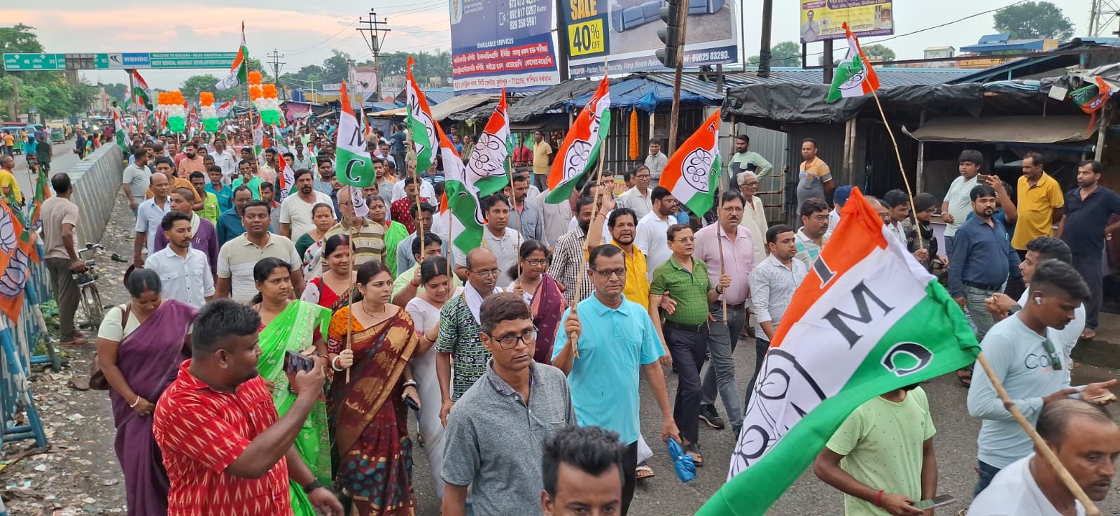 গোপনে আপনাদের ছাত্রছায় ঘুরে বেড়াচ্ছে খুনি আরএসএস টিম দেখলেই খবর দিন পুলিশকে। আইন নিজের হাতে নেবেন না বেফাস মন্তব্য করে খবরের শিরোনামে তৃণমূল বিধায়ক।