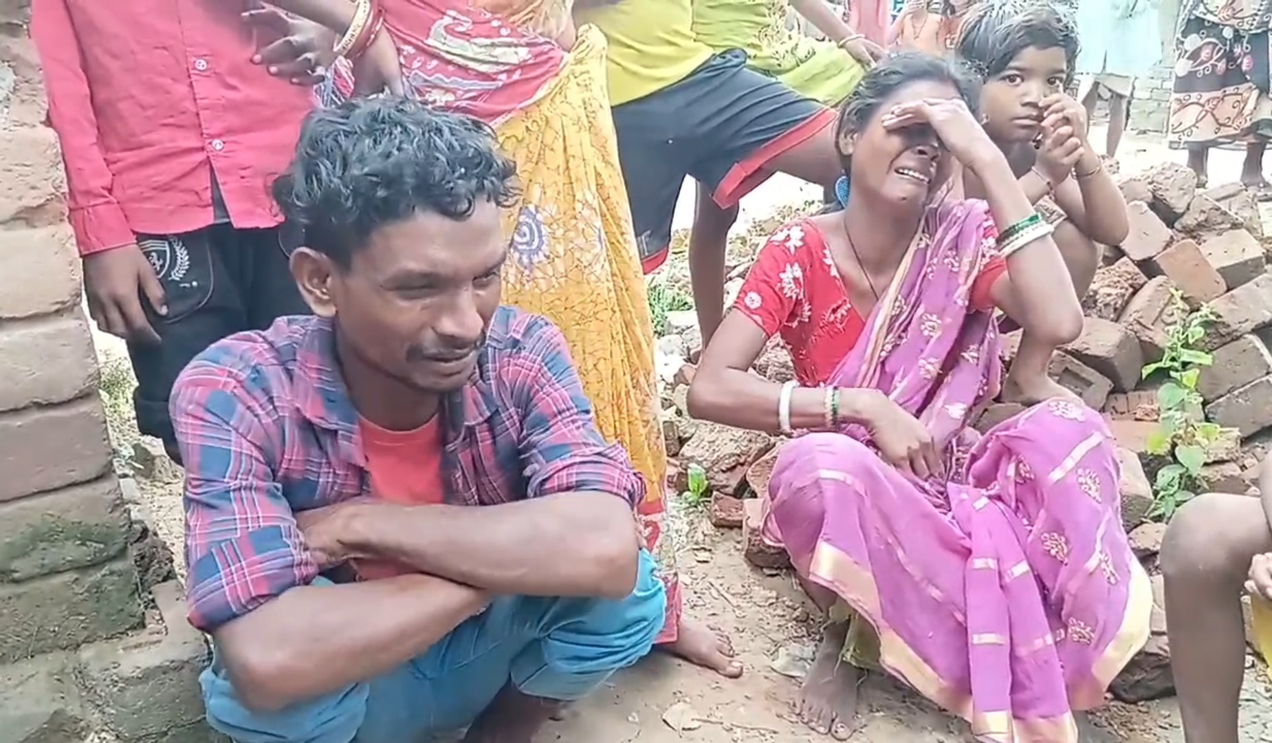 ঘুমন্ত অবস্থায় বাবা মায়ের কাছ থেকে শিশু চুরি ঘটনায় তীব্র চাঞ্চল্য,কে নিয়ে গেল ছোট্ট একরতিকে?তদন্তে পুলিশ। কোথায় এমন ঘটলো দেখুন বিস্তারিত।