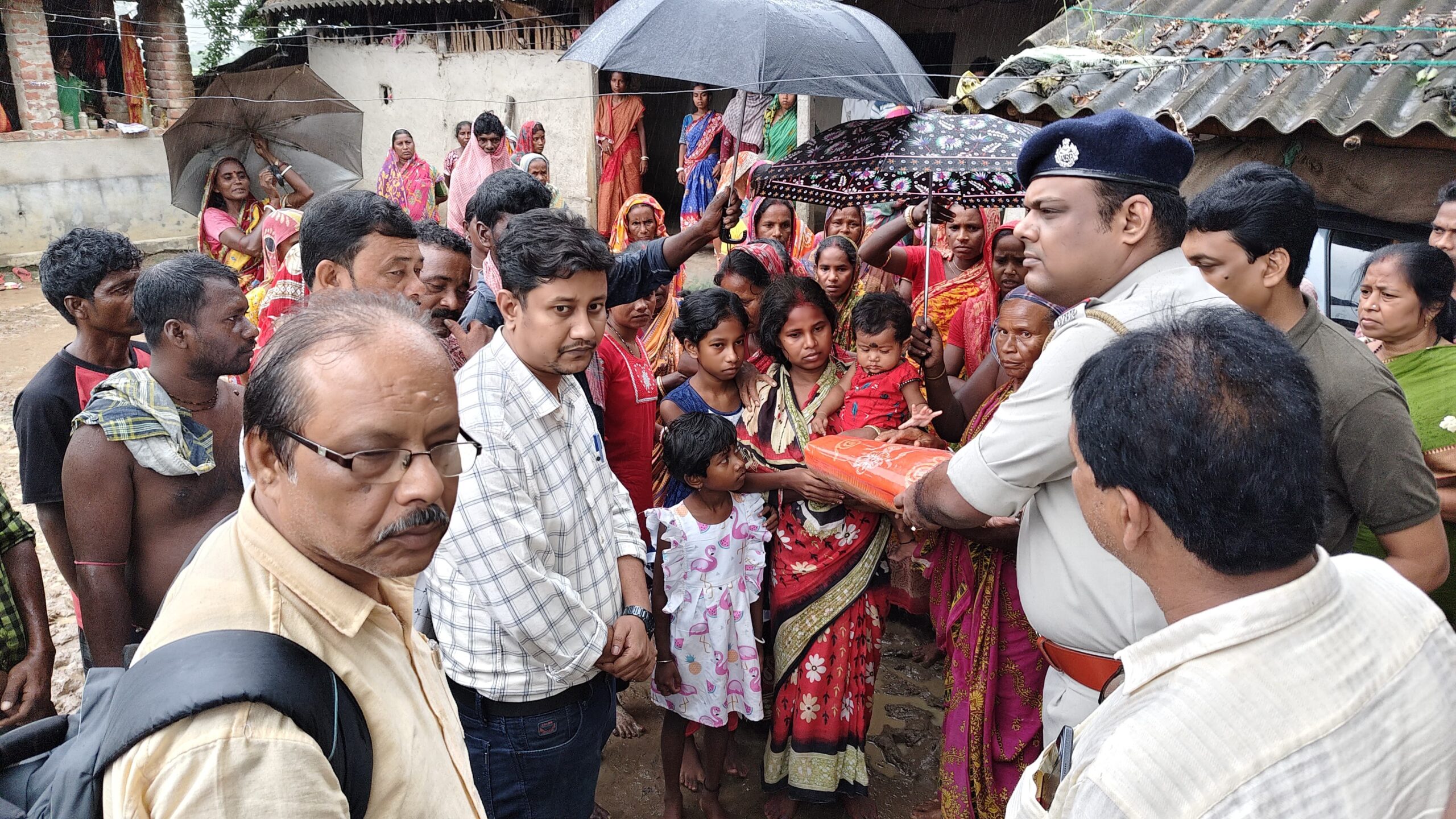 প্রাকৃতিক বিপর্যয়ের জেরে বজ্রাঘাতে প্রাণ হারানো ব্যক্তিদের পরিবারকে আর্থিক সাহায্য জেলা প্রশাসনের