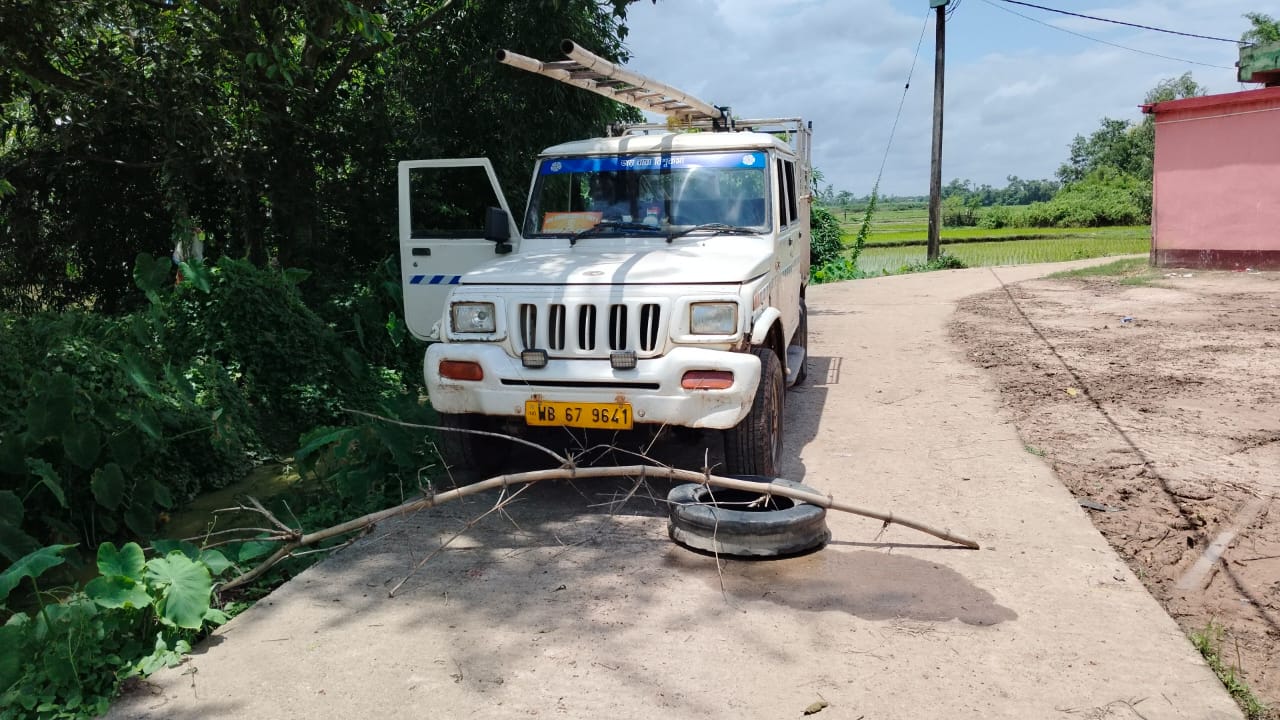 গাফিলতি কার,চাষ করে বাড়ি ফেরার পথে দিতে হল প্রাণ,পাবে কি সাহায্য।কান্নায় বুক ভাসাচ্ছেন চাষী,কি হয়েছে জানেন দেখুন বিস্তারিত।