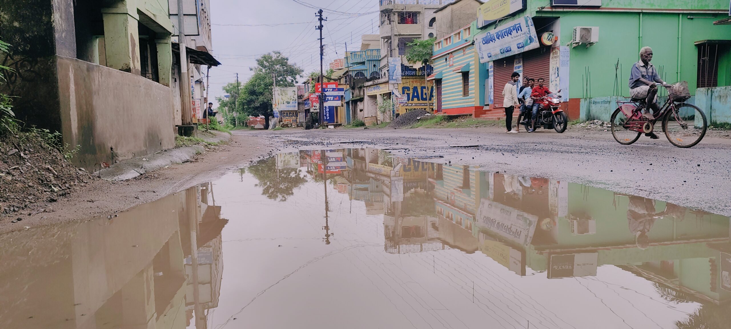 লাগাতার বৃষ্টি আর একদিকে ভারী যান চলাচল যার জেরে খানাখন্দ আর কঙ্কাল চেহারা দু নম্বর রাজ্য সড়কের কবে হবে রাস্তা সংস্কার।