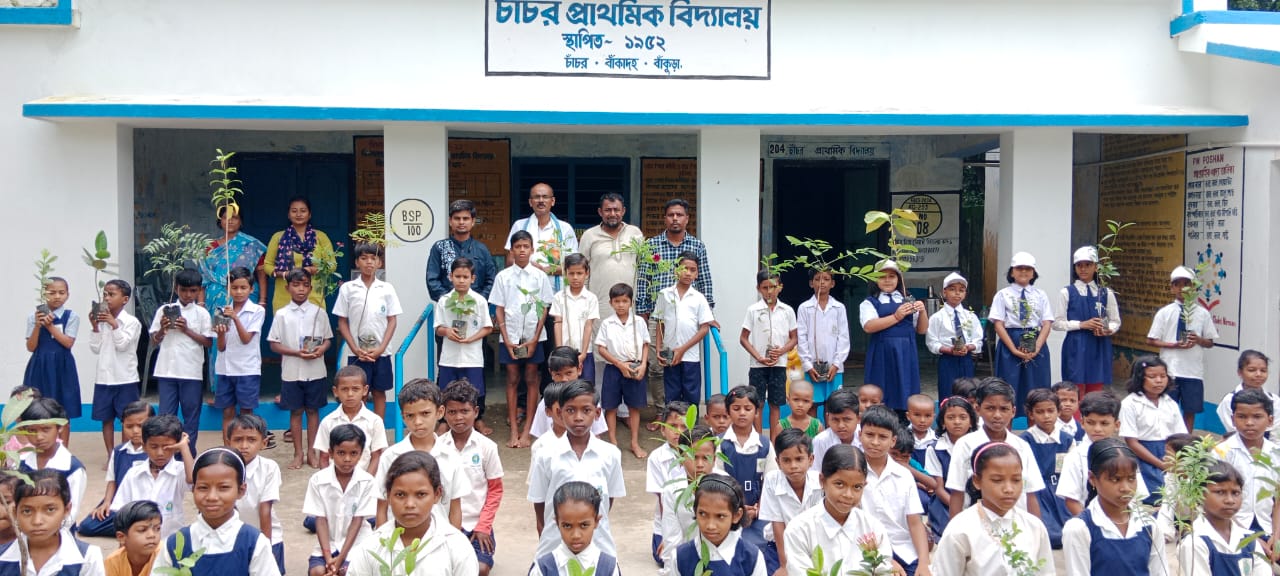 যেন রামকৃষ্ণের বাণী অক্ষরে অক্ষরে পালন করছেন মুজিবর কাজী,সকাল হলেই পাড়ি দেন কিলোমিটার এর পর কিলোমিটার পথ, কেন এমন কাজ তিনি রোজ করেন জানলে চমকে যাবেন আপনিও।