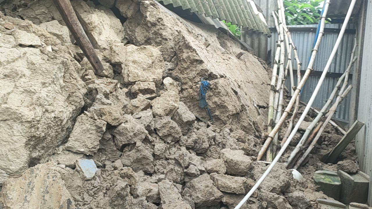 একি চলছে টানা বৃষ্টি তার উপর হরু মুড়িয়ে ভেঙে পড়ল মাটির দোতলা বাড়ি, কোথায় এমন ঘটনা ঘটলো দেখুন বিস্তারিত।