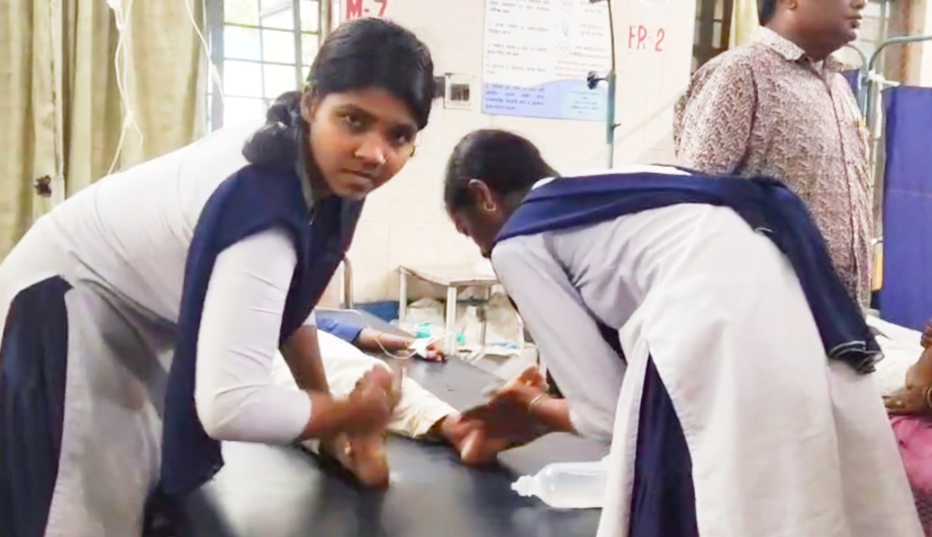 হঠাৎ কালো মেঘ,প্রবল বেগে বৃষ্টি, তাড়ি মধ্যে স্কুলে পড়লো বাজ, আর তারপরেই সব অন্ধকার কান্নার চেচামেচি শব্দের কেঁপে উঠল স্কুল তারপর কি হলো দেখুন বিস্তারিত।