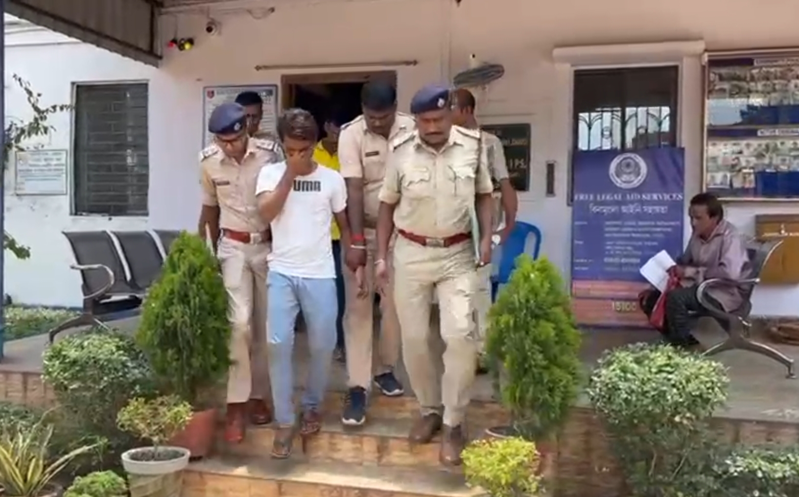 পুলিশের ফিল্মে কায়দায় চোর পাকারাও দেখে হতভম্ব স্থানীয়রা, কেন ফিল্মি কায়দার মত অভিনয় কড়তে হলো, দেখুন তাহলে বিস্তারিত।