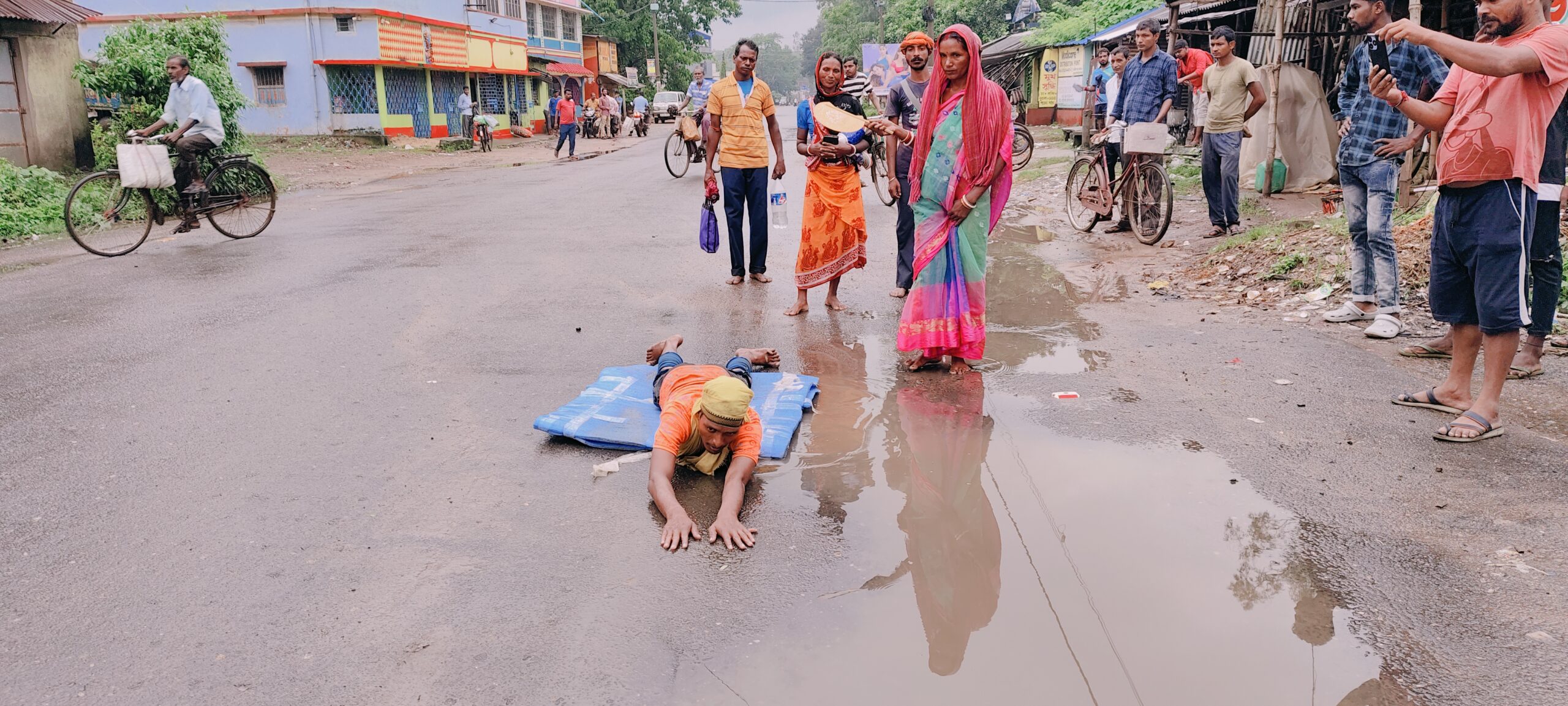 বাবার কাছে মানদ শোধ করতে প্রণাম সেবা খাটতে ঘাটতে এগিয়ে চলেছে কার্তিক, প্রাকৃতিক বিপর্যয় কি উপেক্ষা করে পাড়ি দেবে ১০০ কিলোমিটারের পথ।
