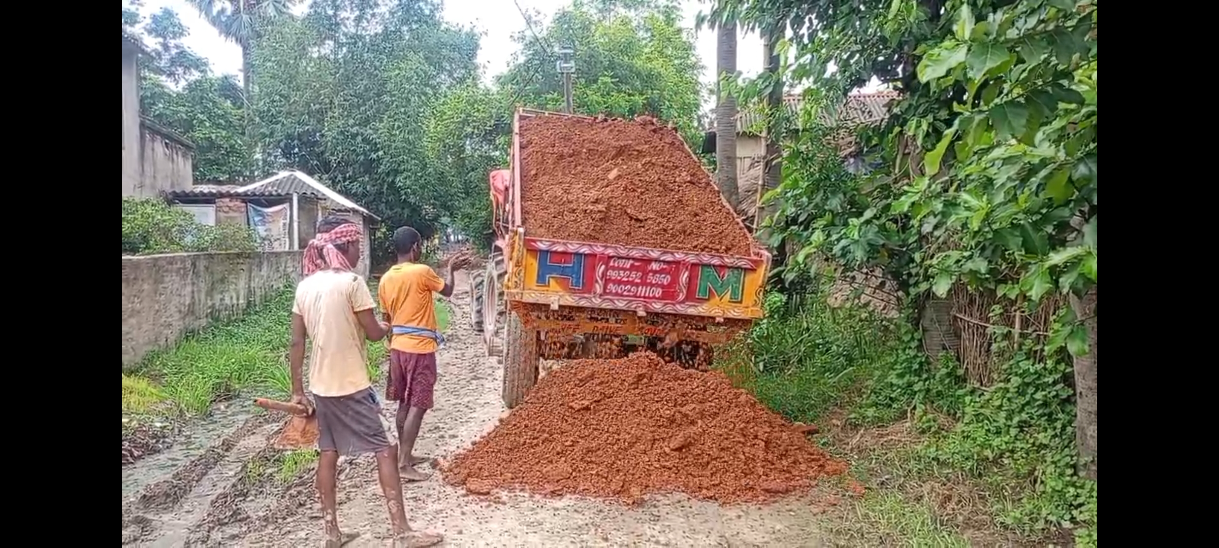গ্রামবাসীদের কথা শুনেনি ব্লক প্রশাসন,তাই গ্রাম পঞ্চায়েতের অধীনে গ্রামে কাঁচা রাস্তা সাড়াইয়ের উদ্যোগ নিল বিজেপির বিধায়ক, খুশি গ্রামের মানুষ।