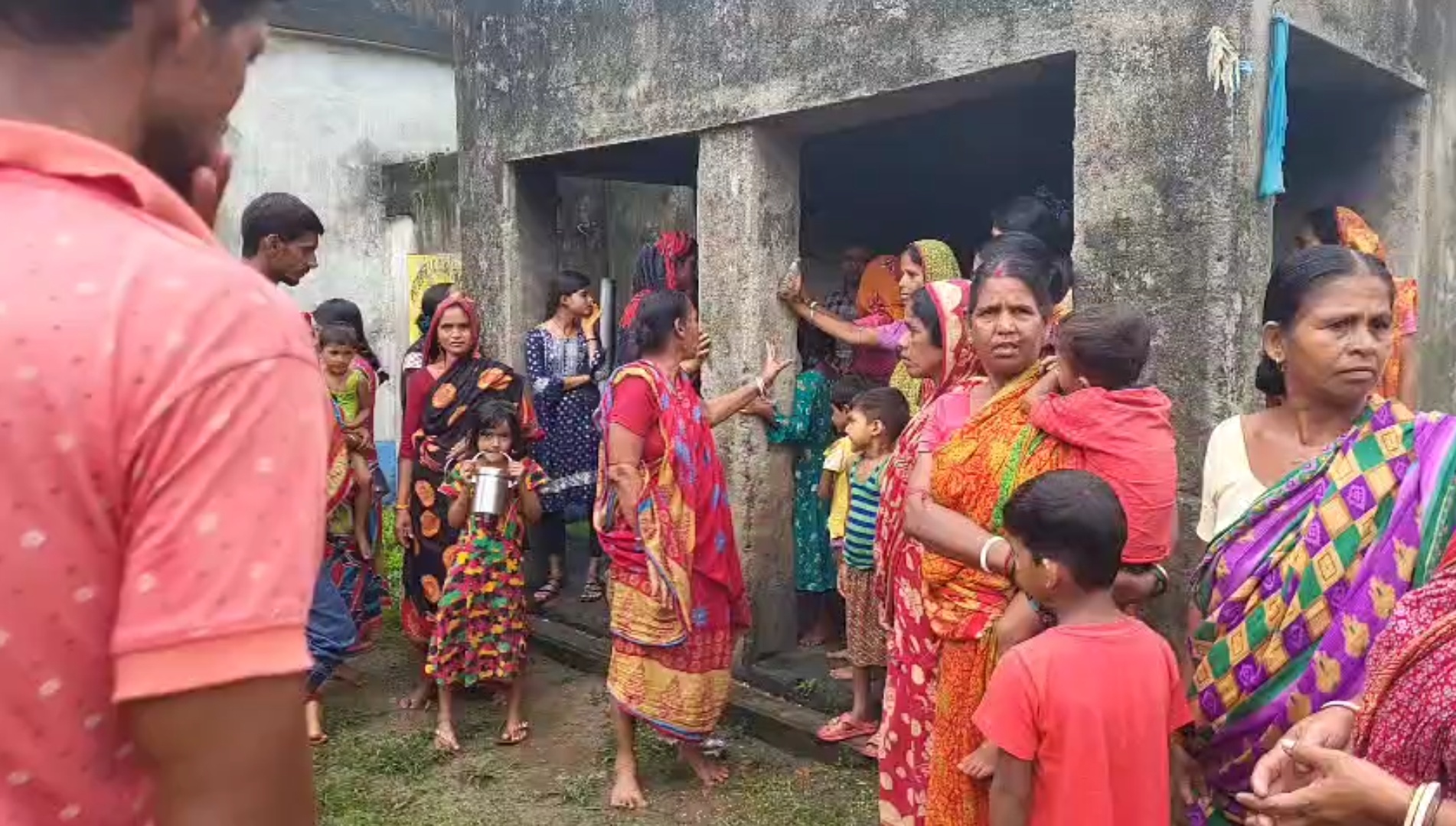 আইসিডিএস এর রান্না করার চাল ও ডালে কিলবিল করছে পোকা। আর তাতেই ক্ষিপ্ত অভিভাবকেরা, কোথায় এমন ঘটলো দেখুন বিস্তারিত।