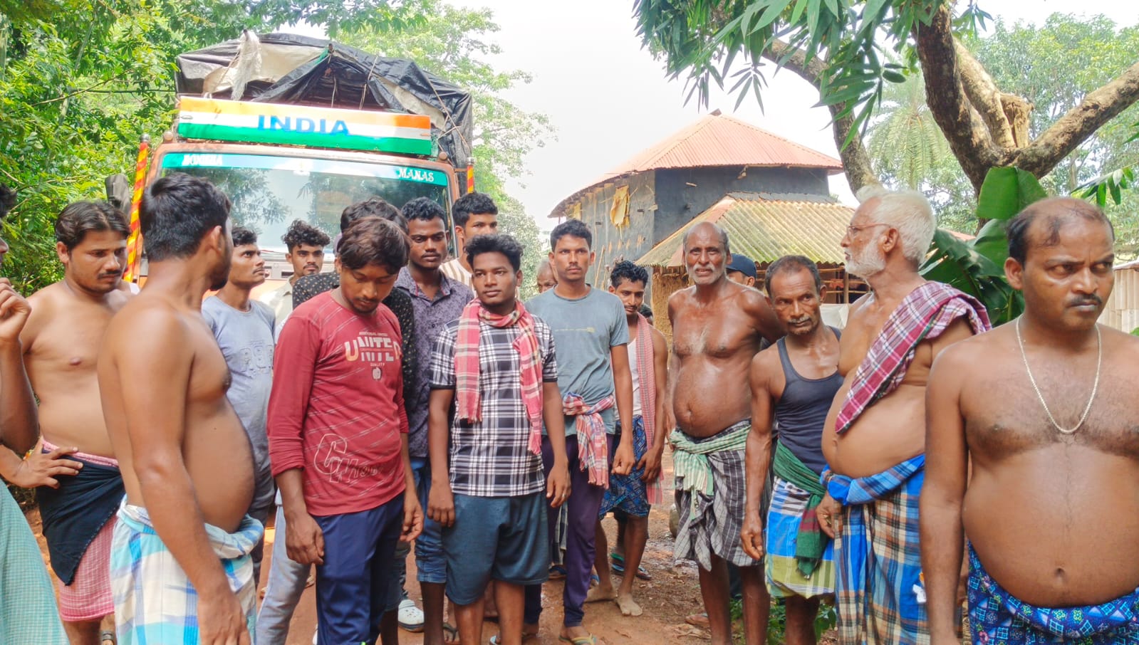 মাটি মোরামের রাস্তায় PDS এর চালের গাড়িআটকে বিক্ষোভ তৃণমূলের একাংশ সহ গ্রামবাসীদের কোথায় এমন ঘটল দেখুন।