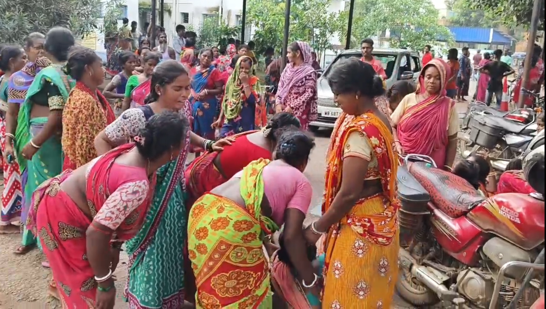 একই ব্লকে একই দিনে তিন তিনটি প্রাণ ঝরে যাওয়ার ঘটনায় হৈচৈ পরেগেলো এলাকায়, কি হয়েছিল জানেন জানলে গা শিউরে উঠবে আপনার। কোথায় এমন ঘটলো দেখুন বিস্তারিত