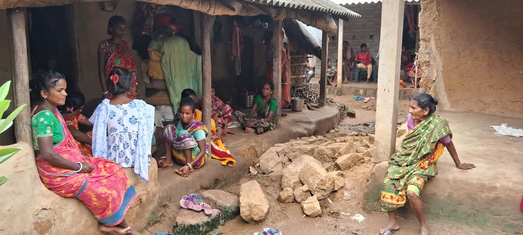 আড়াই বছরের শিশু কন্যাকে নামিয়ে ঘরে বাসনা আনতে যাওয়ায় কাল হল মায়ের, হুর মুড়িয়ে ভেঙে পড়ল মাটির দেয়াল তারপর কি হলো দেখুন।