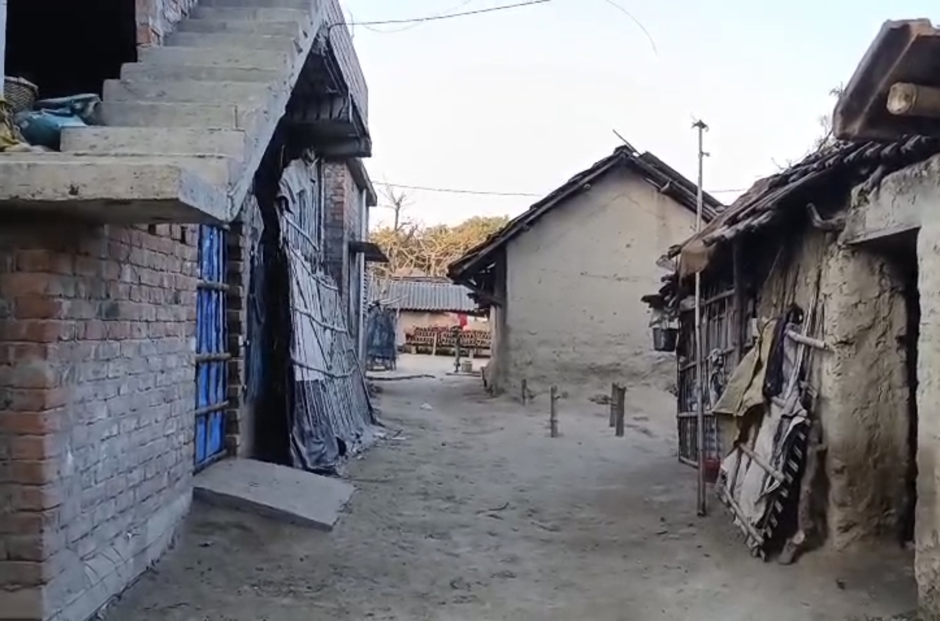 বাড়িতে একটি মাত্র বাল্ব জ্বললেও বিল ৪০ থেকে ৫০ হাজার টাকা। মাথায় হাত গ্রামবাসীদের,একাধিক গ্রামের পরিবারে একই ছবি।