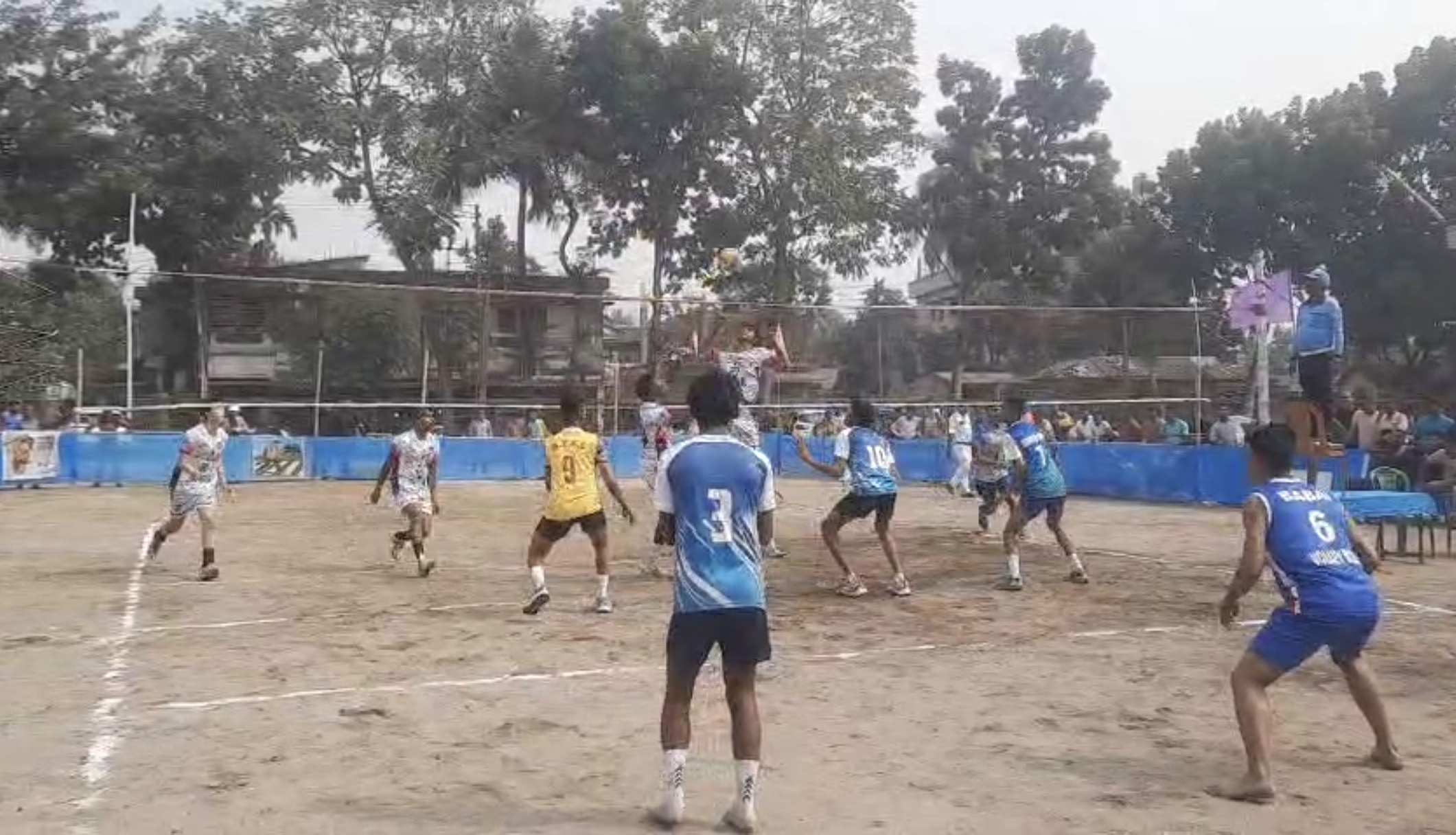 ট্রাফিক পুলিশের কাজ দেখে শহরের মানুষ বাড়িয়ে দিল বন্ধুত্বের হাত কি এমন করল ট্রাফিক পুলিশ, দেখুন বিস্তারিত।