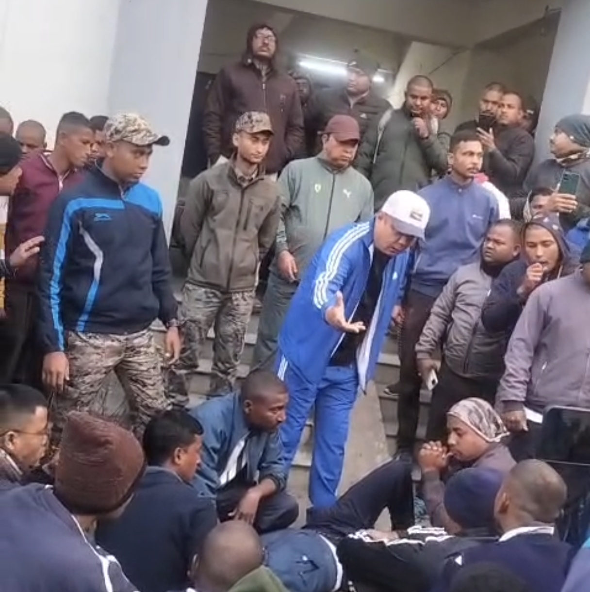 ট্রেনিং চলাকালীন চিকিৎসার অভাবে মৃত্যু সিভিক ভলেন্টিয়ারের, ট্রেনিং ক্যাম্পে অ্যাম্বুলেন্স চিকিৎসক না থাকায় উত্তাল ফুলবাড়ী পুলিশ ক্যাম্প দেখুন আসলে কি ঘটেছিল দেখুন বিস্তারিত ।